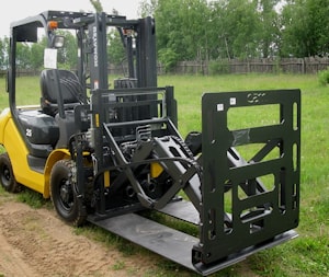 PUSH-PULL -СТАЛКИВАТЕЛЬ- СТЯГИВАТЕЛЬ С ЛИСТОВЫМ ПРИЖИМОМ ДЛЯ БЕЗПАЛЕТНОГО СКЛАДИРОВАНИЯ ГРУЗОВ